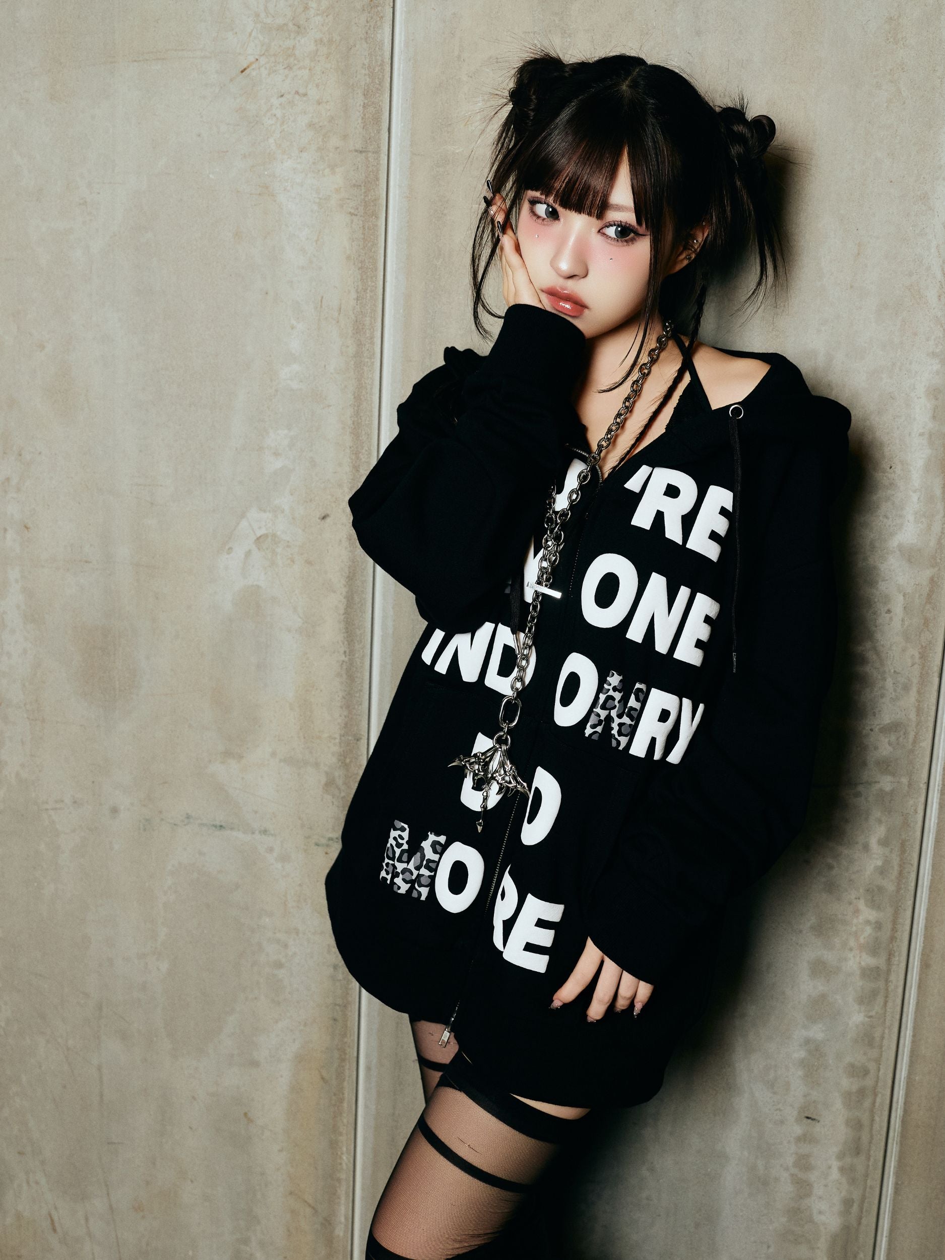 【ユニセックス】立体ロゴビッグZIPパーカー