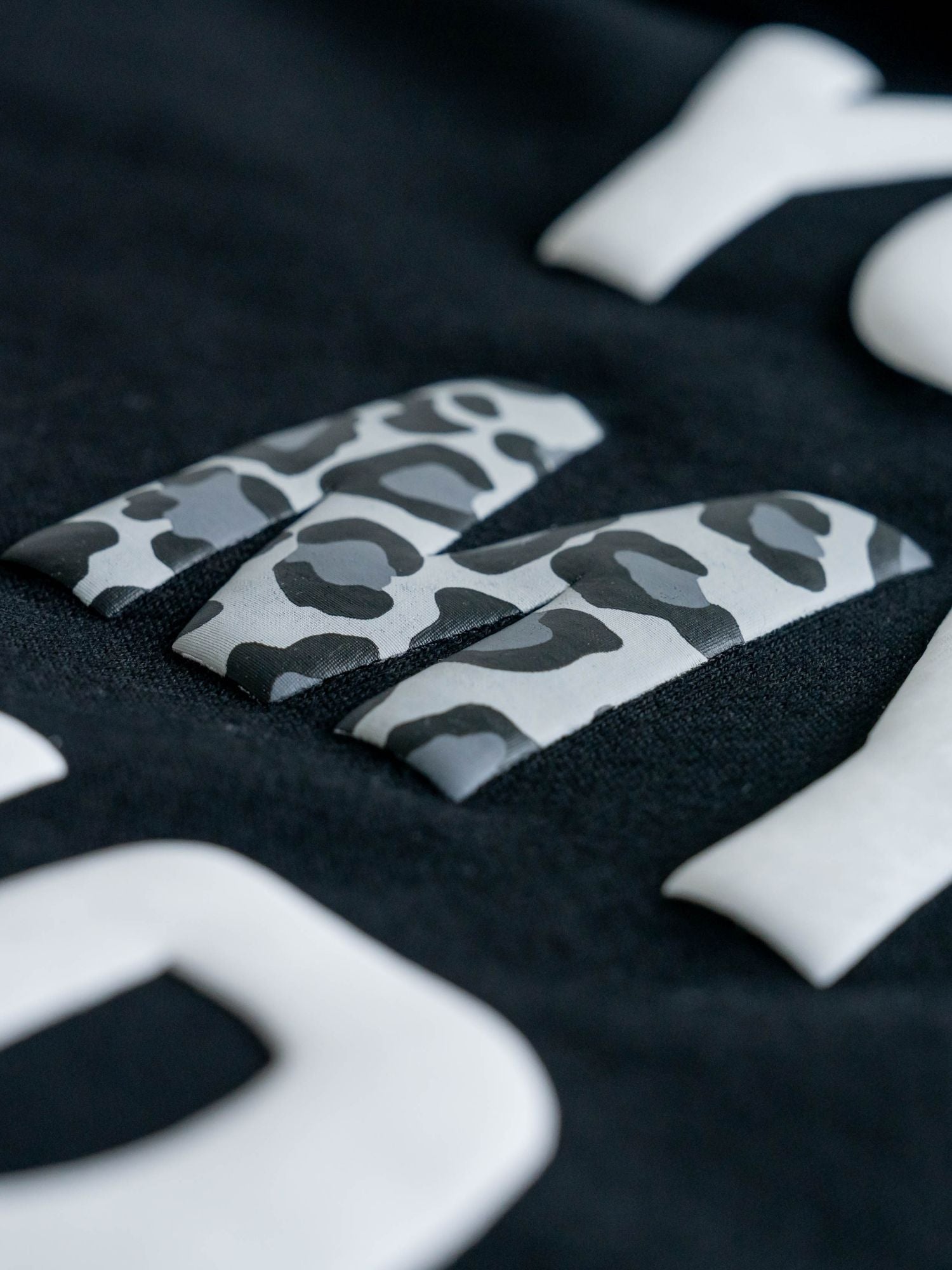 【ユニセックス】立体ロゴビッグZIPパーカー