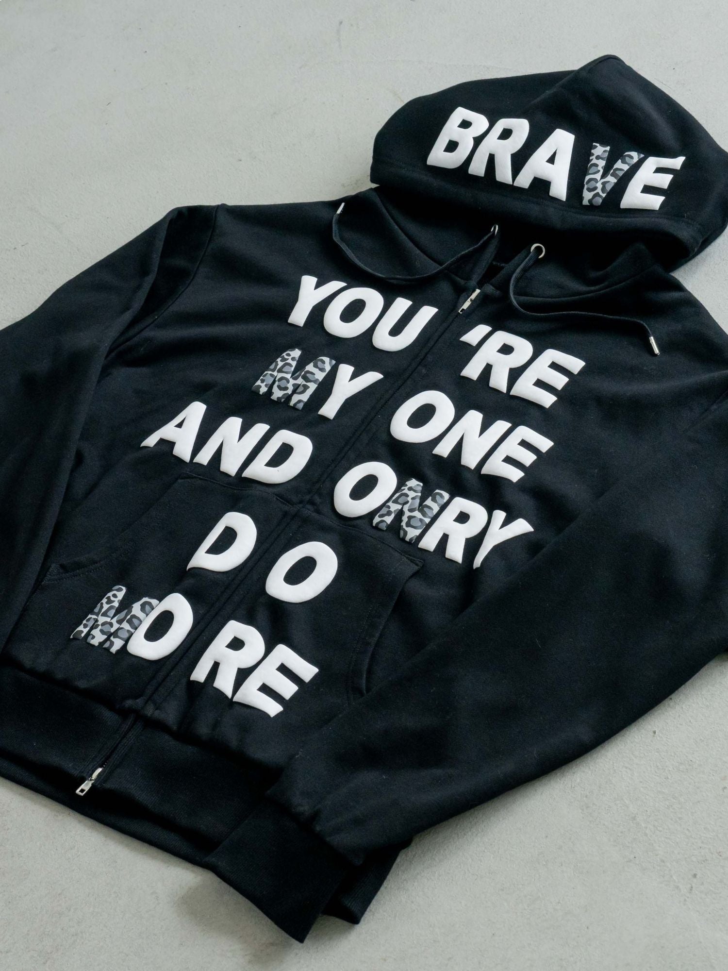 【ユニセックス】立体ロゴビッグZIPパーカー