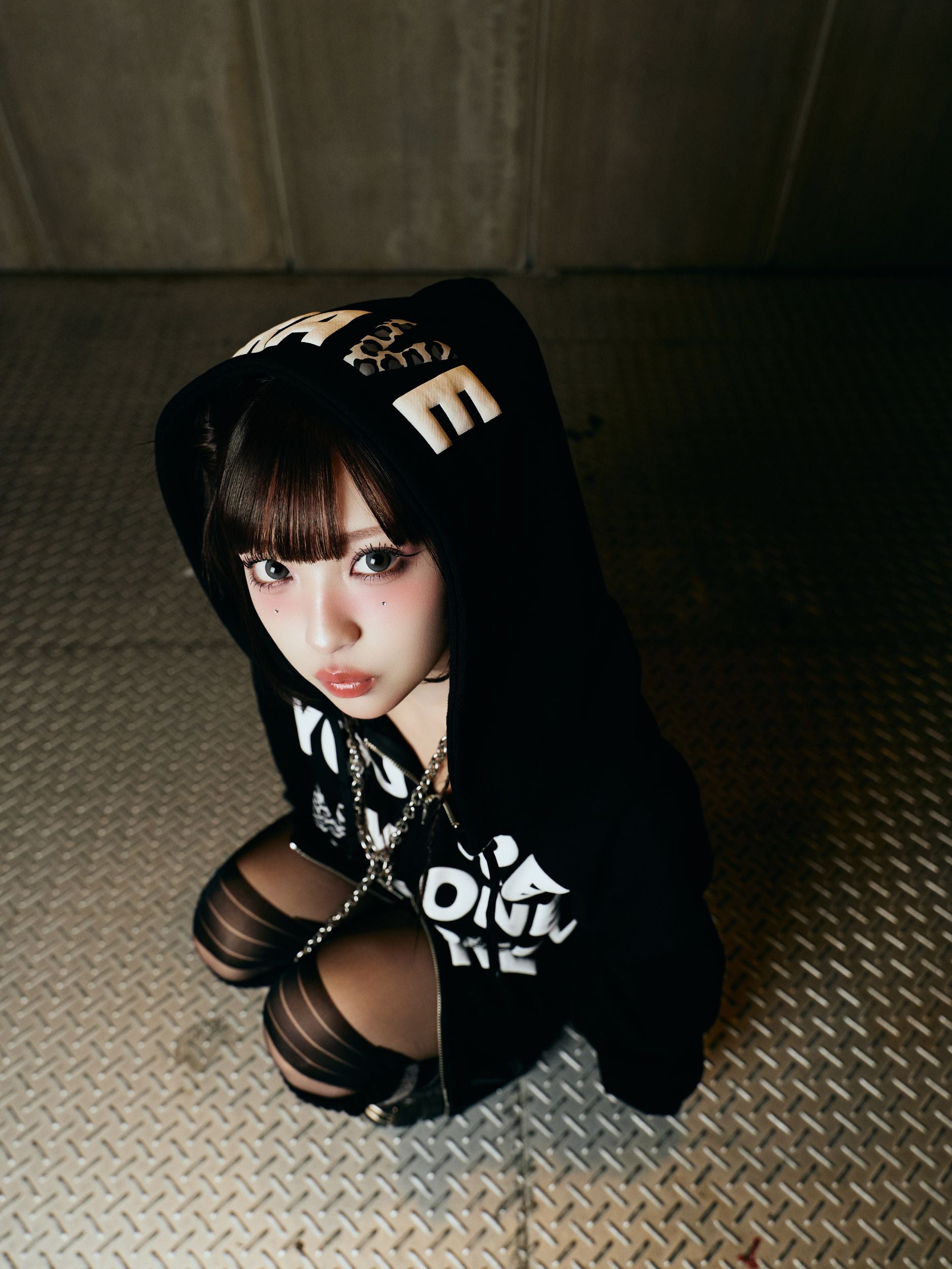 ユニセックス】立体ロゴビッグZIPパーカー