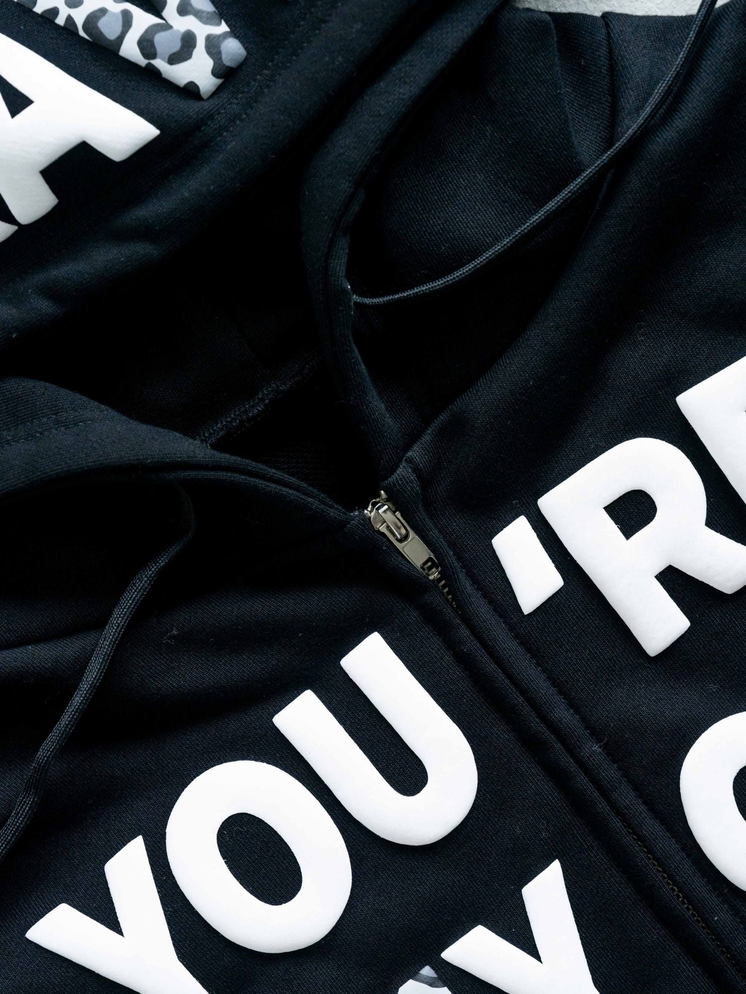 【ユニセックス】立体ロゴビッグZIPパーカー