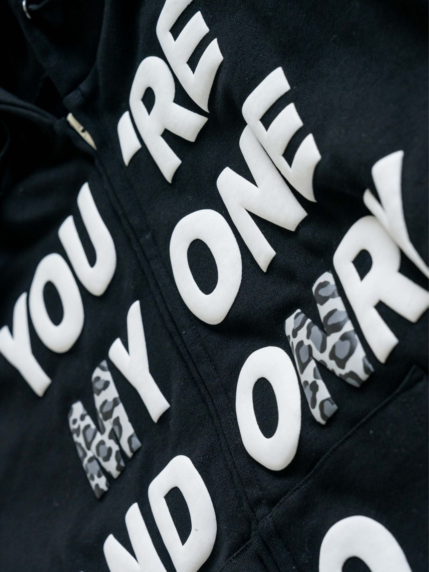 【ユニセックス】立体ロゴビッグZIPパーカー