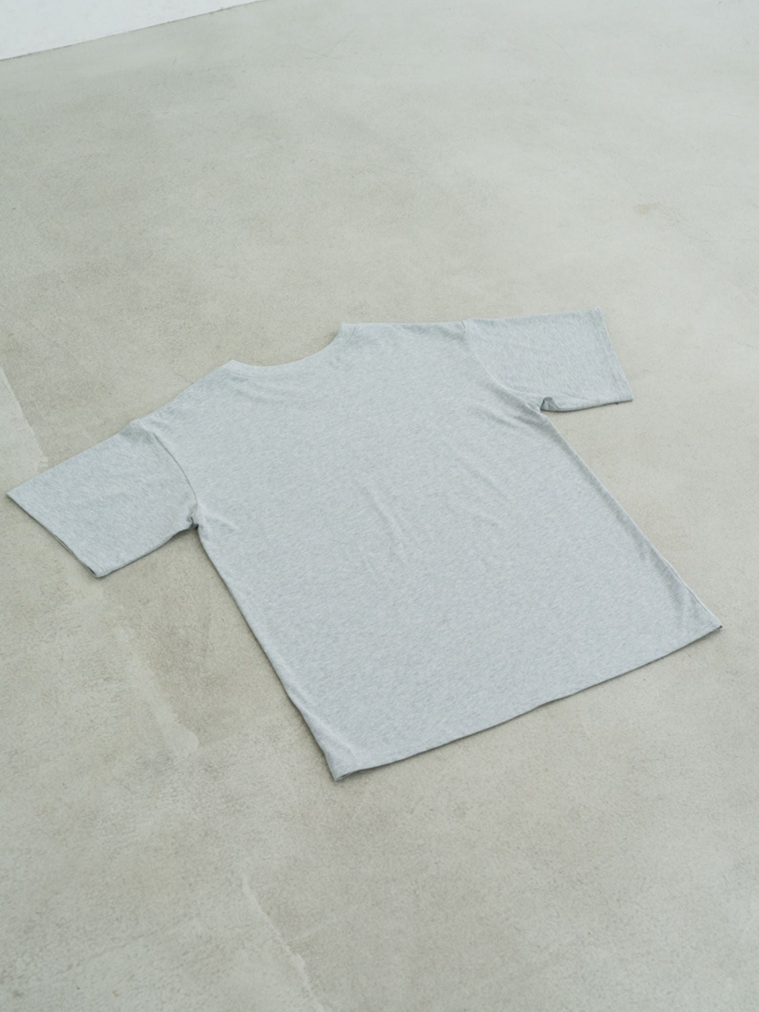 【ユニセックス】グラフィックロゴTシャツ