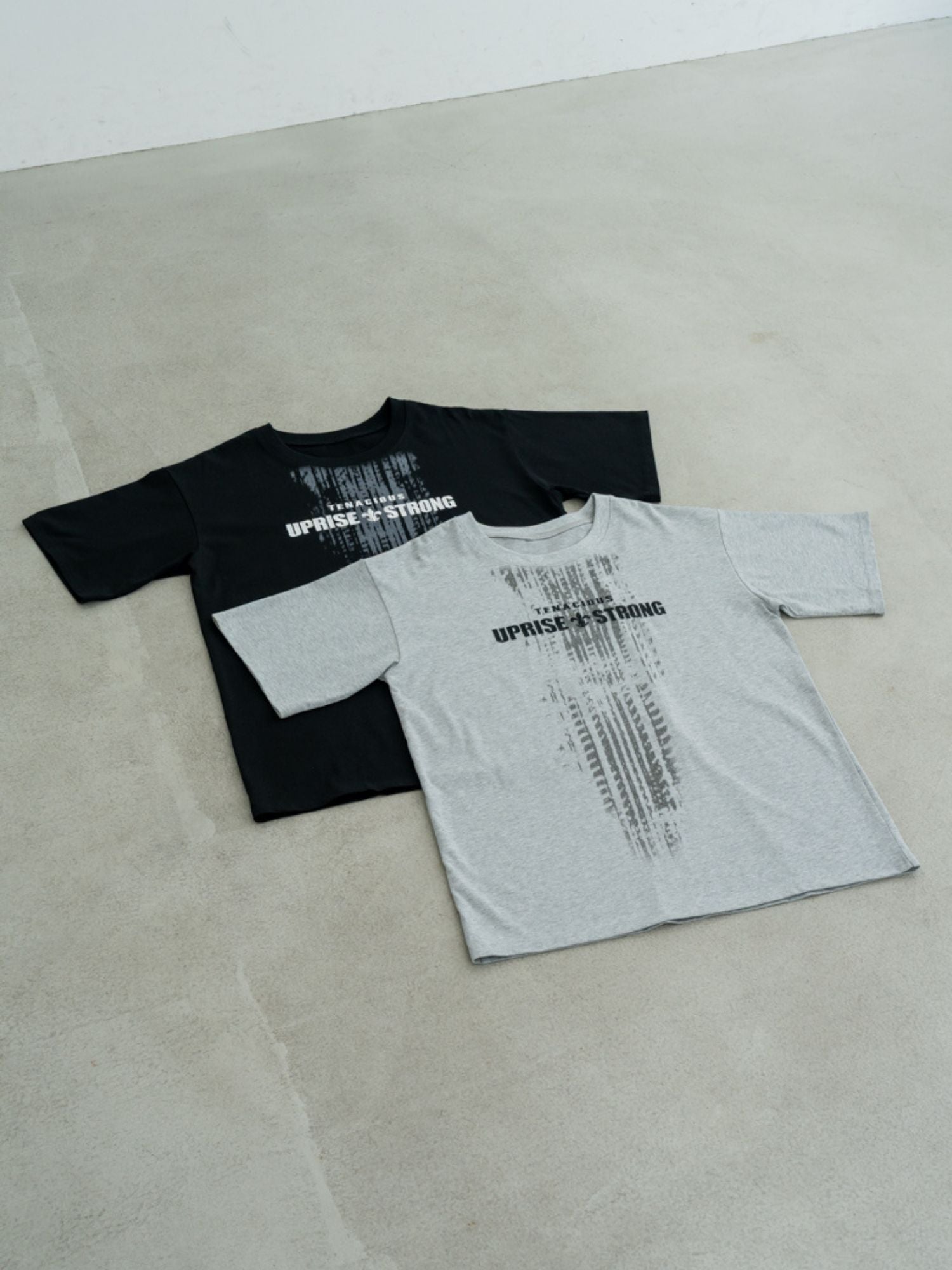 【ユニセックス】グラフィックロゴTシャツ